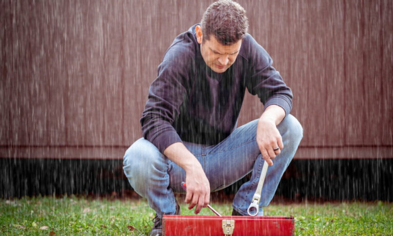 How Emergency Plumbers and Roof Plumbers in Townsville Work Together During Storms