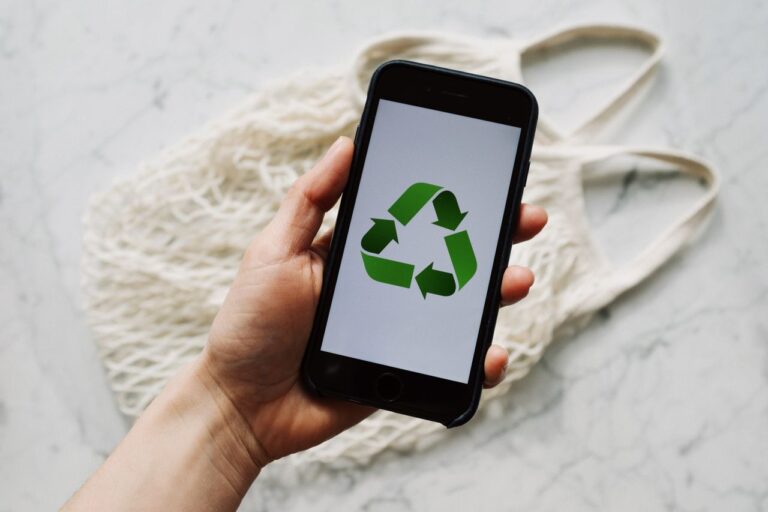 How the Way People Search for and Book Waste Removal Services Has Changed With Mobile Technology